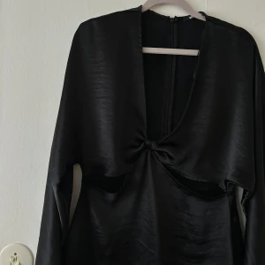 Satinklänning - Klänning i satin med cut-out detaljer   Använd en gång