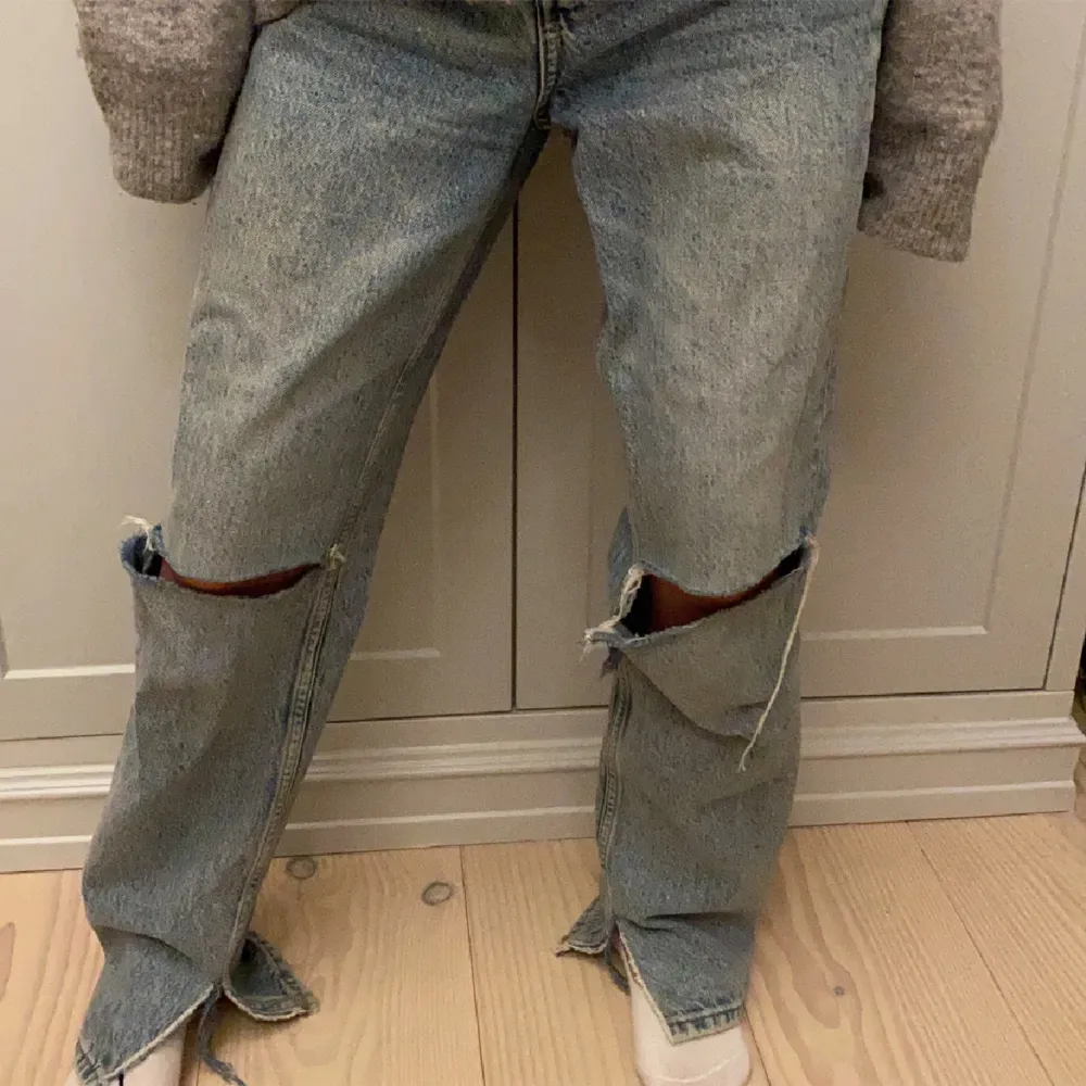Jeans med hål vid knäna samt slits. Passar någon runt 160-170 cm. Mycket fint skick! . Jeans & Byxor.
