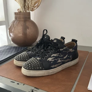 Christian Louboutin  - Säljer dessa unika och jävligt snygga loubs i storlek 43. Endast skorna medföljer i köpet. Skorna är i super skick, Skriv för mer info