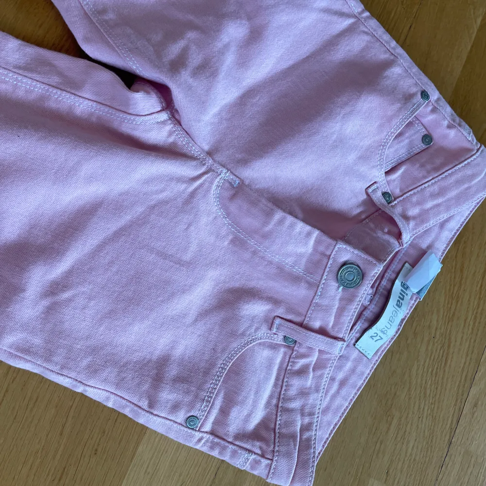 Rosa Low rise jeans från Gina tricot💞 Helt nya med lappar kvar i modellen skinny storlek 27!!🙌🏻🙌🏻 Jag skulle säga att det motsvarar storlek XS. Jeans & Byxor.