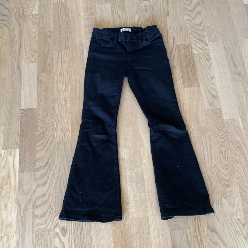 Svarta lågmidjade bootcut jeans i barn size . Jeans & Byxor.