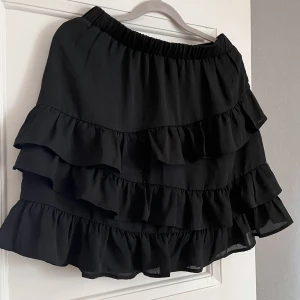 Volangkjol - Använd fåtal gånger, tyvärr för liten