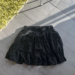 Svart kjol - Säljer då den inte används❤️