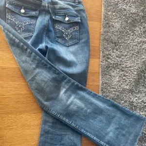 Dessa jeans kostade 309 kr på SHEIN men säljer de för 70 kr. Jag har knappt använt dem, stretch material, flared, mycket bra skick🩷☺️