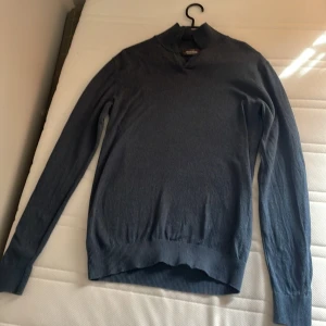 Finstickad sweatshirt  - En fin sweatshirt som är i 10/10 skick!  Storlek small. Hör av er om funderingar och bilder?