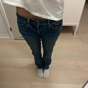 Lågmidjade jeans - Lågmidjade pepe jeans köpta här på plick💞 midjemått 36 rakt över! Liten slit gjord av förra ägaren men syns knappt!