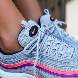 Nike Air Max 97  - Helt nytt skick super snygga och man kan styla de så bra med gråa, vita och svarta outfits eller med jeans och svarta gråa vita toppar. Original förpackningen kommer med. 