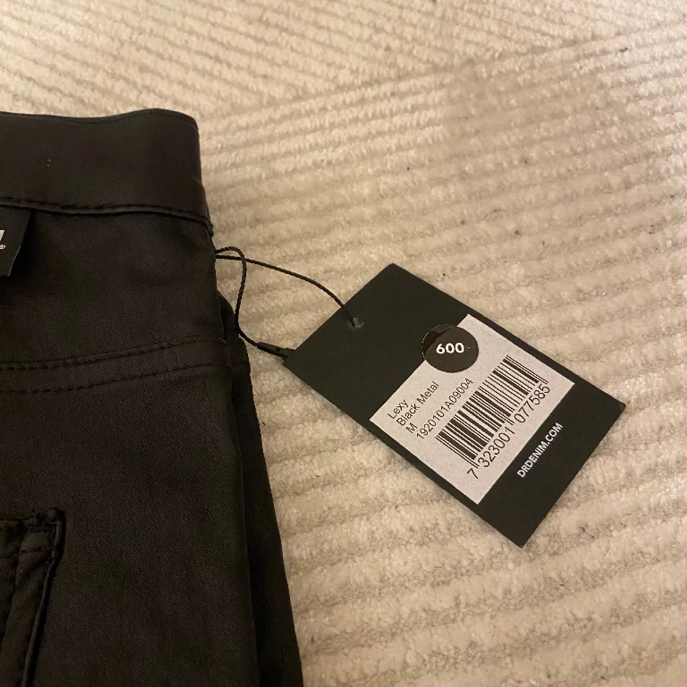 Jeans från DrDenim i modellen Lexy, black metal. (Skinnimitation).  600 nya, säljer för 300 kr 🖤. Jeans & Byxor.