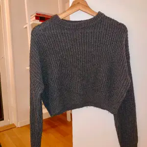 Mörkgrå stickad tröja från pull and bear