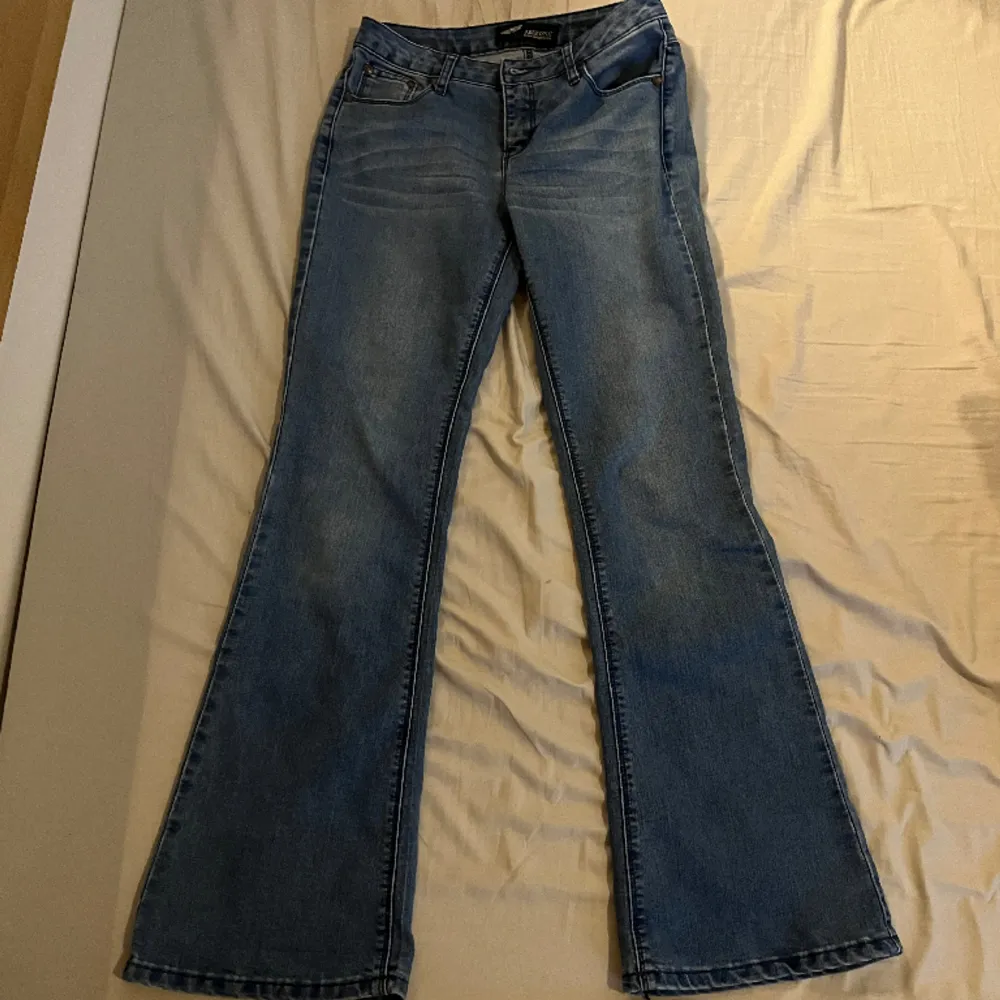 flared jeans från arizona 💕 använd bara några gånger, inga defekter alls, inte ens slitningar !!  (OBS: är ljusare än på bild) /// midjemått 70; 35 tvärs över, innerbenslängd 75 cm  ///jag är 166 cm och de är lite lite för korta för mig, men inte så mkt 🩷. Jeans & Byxor.