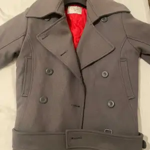 Belted coat i grå med knytskärp från märket Dcate som är köpt från H&M för många år sedan, som ej tillverkas längre. Är i topp skick! 🩶