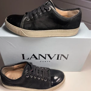 Lanvin skor - Säljer nu dessa feta lanvin skor. Skorna är i 8/10 skick och i storlek Uk 5 men det är väldigt stora i storleken. ❄️Allt og ingår låda,dustbags och extra skosnören. Pris kan gå ner vid snabb och smidig affär🕺Perfekt julklapp för nån nära🎁