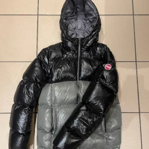 COLMAR VINTERJACKA - Köptes på kidsbrandstore för 4-5 år sedan och användes endast vinter. 7.5/10 skick. Nypris 3500. Den är unisex. På lappen står det att den passar människor som är 172 cm långa.  Det är bara att höra av dig ifall du har mer frågor eller vill ha mer bilder 