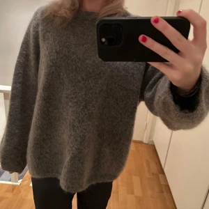 Stickad tröja - Säljer denna super fina stickade tröjan från HM i storlek xs!