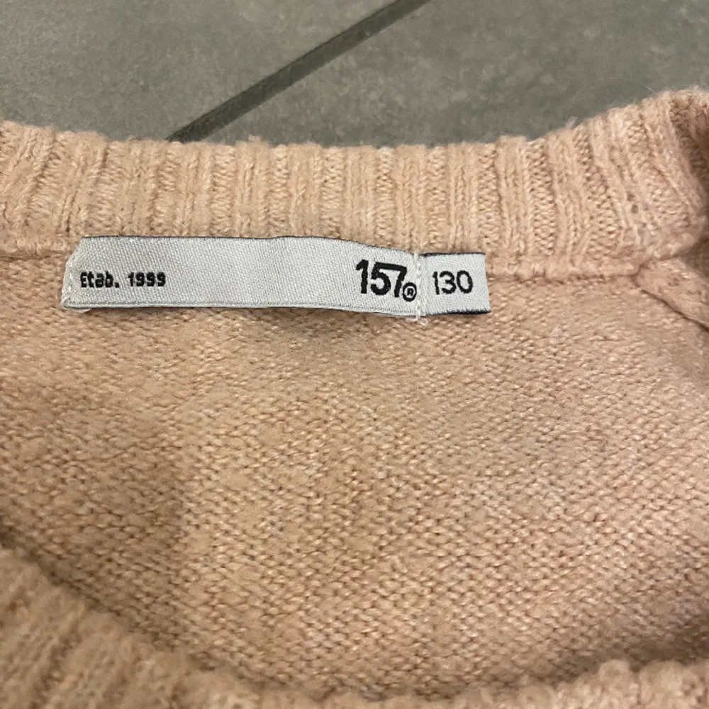 En jätte fin stickad tröja i storlek 130 men passar min lillasyster som har 140-150 dvs ungefär xxs. Stickat.