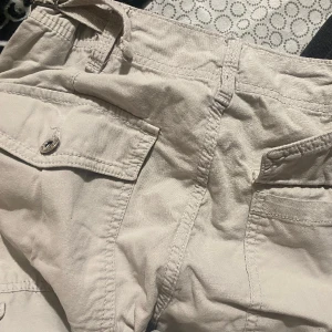 Justerbara raka cargobyxor BERSHKA  - Jag köpte den i början av detta år och jag har använt den väldigt lite, men en av bakknapparna saknas.