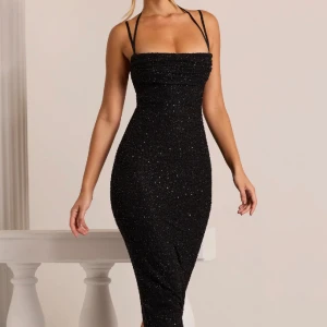 Nyårsklänning - Svart långklänning med glitterpärlor från ohpolly! Nypris: 1500 kronor Använd 2 ggr, köpt för 1 vecka sedan, säljer bara för den var dyr annars hade jag behållt den 😭💗Inga defekter! Mått - Byst: 88cm Midja: 68cm Höfter: 96cm