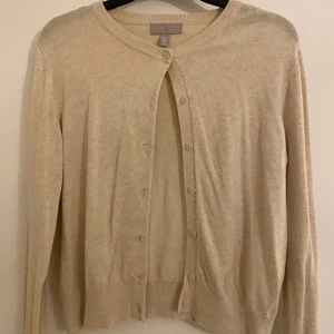 Beige kofta - Säljer denna kofta då den tyvärr inte kommer till användning, använd fåtal gånger alltså inga defekter❣️är en storlek M men sitter som en S.  skriv privat om du vill ha fler bilder 💘
