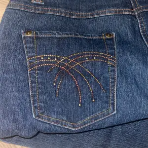 Mörkblåa jeans med medelhög midja. Köpta secondhand, vet ej märket.