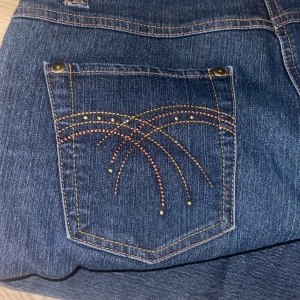 Medelhöga Jeans  - Mörkblåa jeans med medelhög midja. Köpta secondhand, vet ej märket.