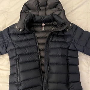 Colmar jacka - Säljer denna Colmar jacka i storlek S, den är i nyskick och inhandlad för drygt 2 månader sen.  Säljer för 3199 och nypris 5499, gärna snabb och smidig affär!