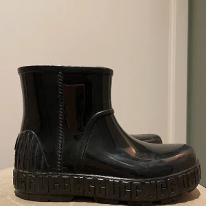 UGGS stövlar 38 - Köpta i London för 2 år sen för 1200kr, använt knappt 3 gånger  