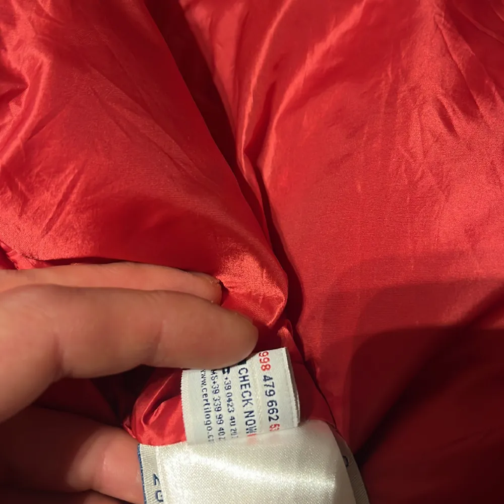 Tjo säljer nu min röda moncler väst gui som har ny pris på 8000kr. Använd men inga fel på västen. Storlek 5 M/L. Säljer för jag har annan väst jag andvönder. Taggarna finns där. 3000 kr. Takit.