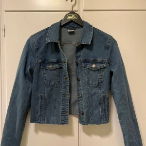 Jeans jacka  - Säljer denna jeans jacka då den inte kommit till användning så mycket. Har klippt i den längst ner men inget som syns så mycket. 