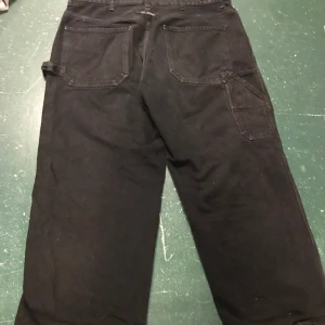 Calvin klein baggy jeans - skitsnygga jeans från calvin clein i bra skick, liten missfärgning vid ena fickan men de addar bara till vintage looken