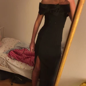 Balklänning  - Säljer denna sjukt snygga klänning som ger en snygg figur. Klänningen är från chancery och endast använd en gång och därför är den i mycket bra skick. Köptes för 1500. Hör av er vid frågor! 