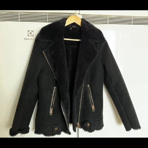 Mocka jacka  - jättefin mocka jacka ifrån HM. 