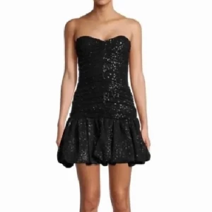 Maje klänning  - Säljer denna superfina klänning, perfekt till nyår som har använts 1 gång, kom privat för egna bilder. 