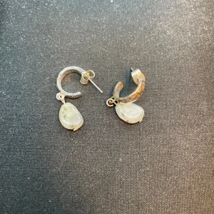 Örhängen - Fina örhängen med stenar på❤️ Inte jätte använt, steriliserar dem innan jag postar, frakt 15kr🩷 kontakta mig om ni har några frågor <3