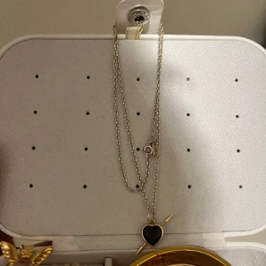 Maria Nilsdotter halsband  - Super fint halsband från Maria Nilsdotter! Det har tappar lite färg på kedjan men annars i bra skick, nypris är 4495 kr🫶