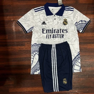 Real madrid dragon - Helt nya real madrid deagon t shirt med shorts storlek XL