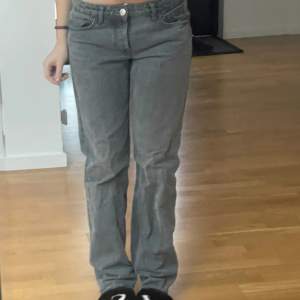 Gråa zara jeans storlek 38, är 172 lång❤️