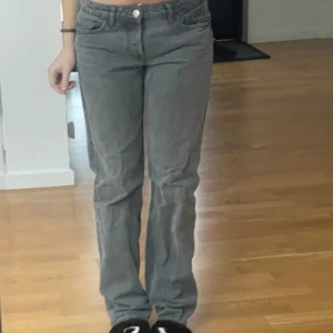 Zara jeans - Gråa zara jeans storlek 38, är 172 lång❤️