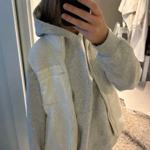 Teddy väst  - Teddy väst köpt här på plick för ca. 200kr, men är från Lindex. Då många är intresserade blir det budgivning. Endast använd en gång, säljer pga att det är fel storlek! 