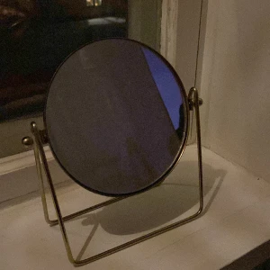 Sminkspegel - Säljer en liten spegel från hm för 80kr+frakt. 🫶 Mått: Rakt över spegeln: 15cm 