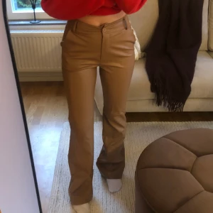 Madlady skinnbyxor strl 36 - Fodrade med supermjukt innertyg. Sitter så skönt för att vara skinnbyxor. Bruna strl S från madlady. Som nya