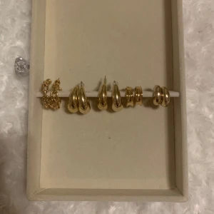 SET MED ÖRHÄNGEN - 5 st guldiga örhängen för 99kr🤯 🤩 Knappt använda🫶 Köp innan 24 december för att få fri frakt!🩵