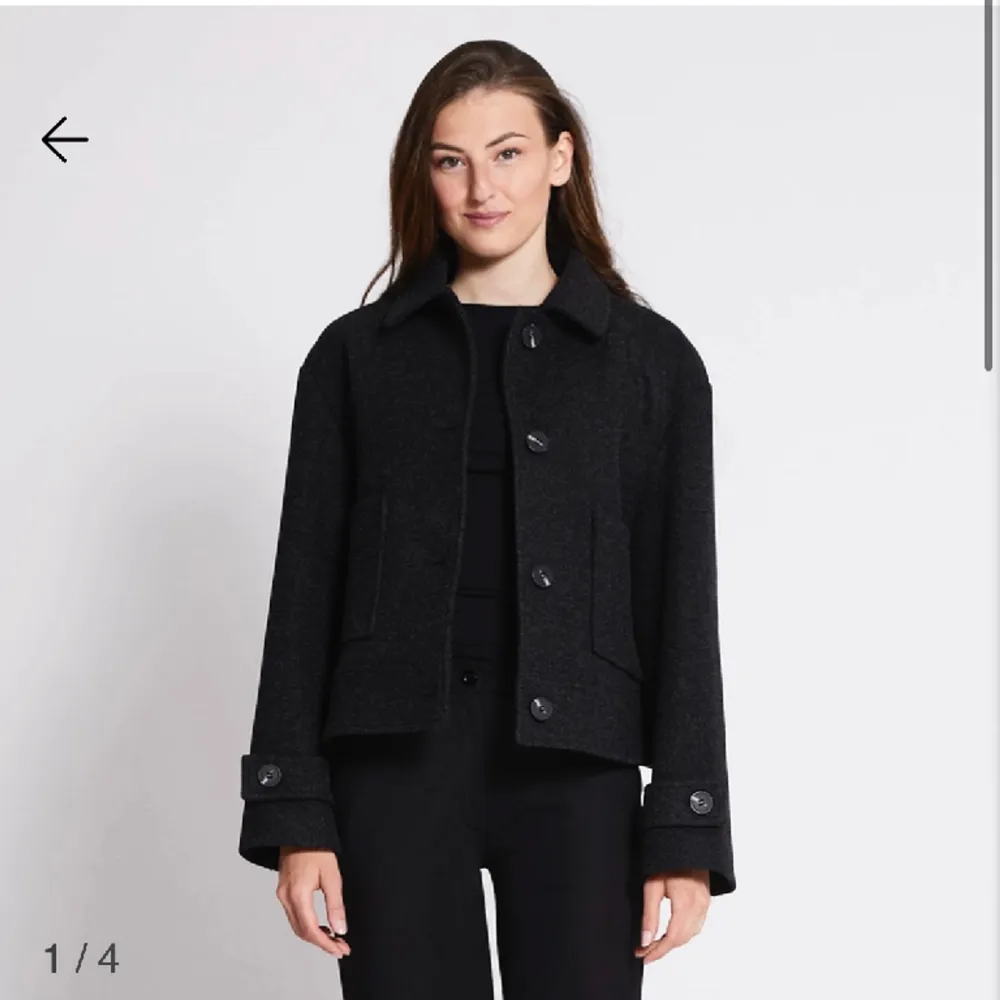 Säljer min svarta kappa som är helt oanvänd💞 Storlek S och nypris är 400kr😊. Jackor.
