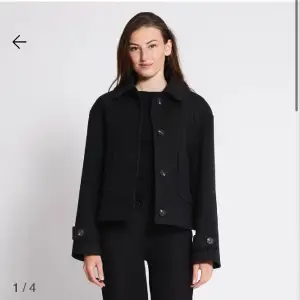 Säljer min svarta kappa som är helt oanvänd💞 Storlek S och nypris är 400kr😊