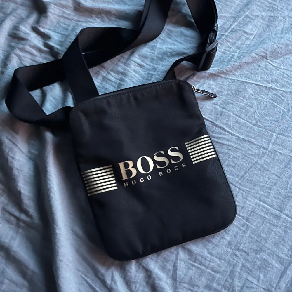 Boss väska som inte säljs längre den är i bra skick  Våga fråga om det är något du undrar över . Accessoarer.