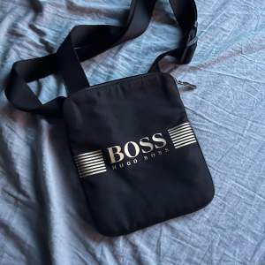 Boss väska som inte säljs längre den är i bra skick  Våga fråga om det är något du undrar över 