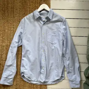 Skjorta från A Days March. Storlek S. 100% Bomull. Kvalité på tyg och fit, säljs för runt 1000-lappen i butik. Costom fit. Lite missfärgning i armhåla (se bild). 