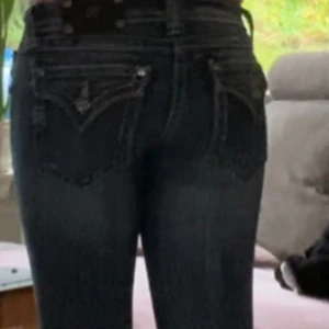 Snyggaste miss me jeansen  - GÅR INTE UNDER 650kr!!!! Lågmudjade bootcut Miss me jeans i strl 26💗 midja: 36+stretch, innerbenslängd: 74💗jätte bra skick utan några defekter. Tryck gärna på köp nu💗