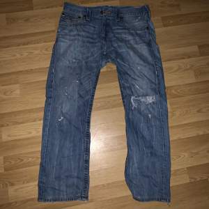 Ett par true religon jeans som intr kommer till användning drf jag säljer dem. Dem är i jätte bra skick och är knappt använda. Storleken är 32w, skriv om ni har några frågor och priset är inte bestämt 
