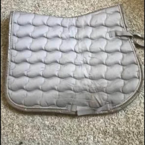 Full schabrak  - Säljer detta schabrak då de inte kommer till användning för jag går på ridskola. Det är ganska smutsigt men har ej möjlighet att tvätta då min mamma är allergisk. Vet inte vart den är ifrån då de va nått år sedan jag köpte de. Den är i storlek full. 