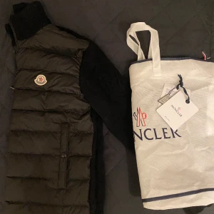 Moncler cardigan  - Väldigt fin monclercardigan i ett nytt skick, använd fåtal gånger, tveka inte på att höra av dig, 4500 kvitto och allt og  tillkommer som vanligt 